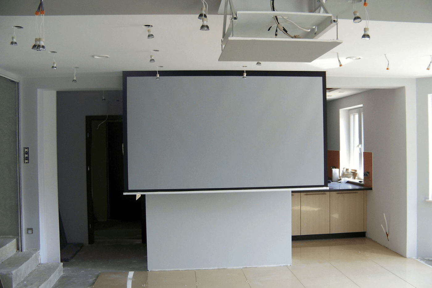 Projektor na windzie i chowany ekran z sufitu, zaawansowane instalacje RTV w salonie Mielec