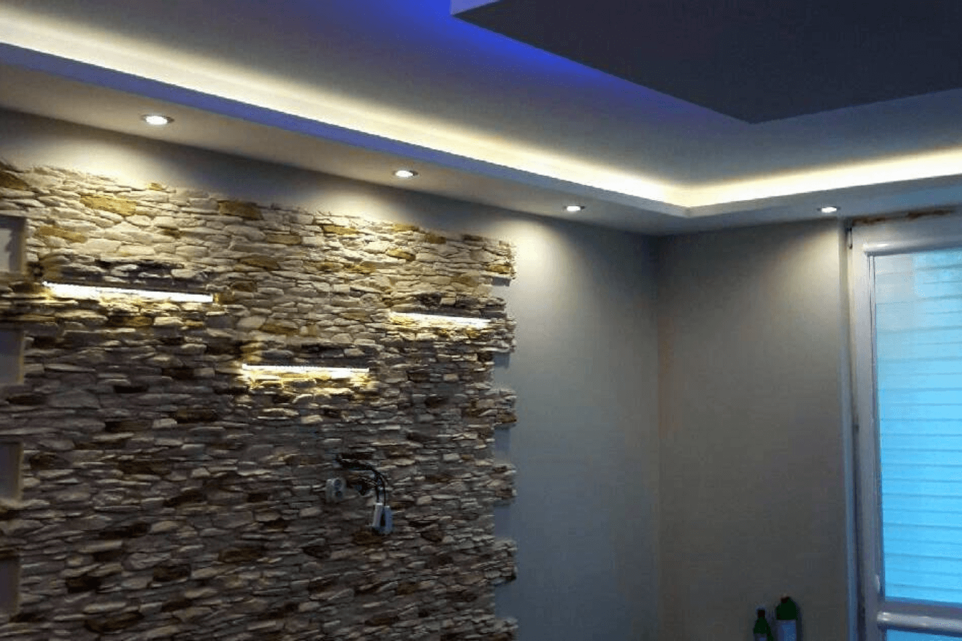 Montaż kamienia gipsowego na ścianie, dekoracyjne podświetlenie LED, usługi remontowe Mielec