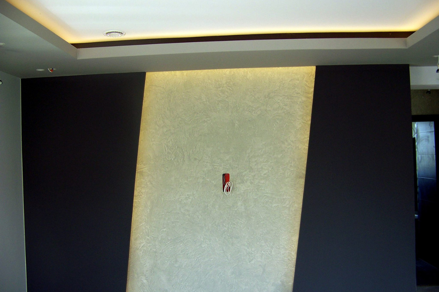 Tynk strukturalny imitujący marmur klasyczny, ściana dekoracyjna z wnęką LED Mielec